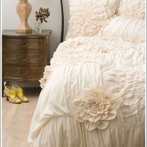 Anthropologie Georgina King Bedskirt in Creme